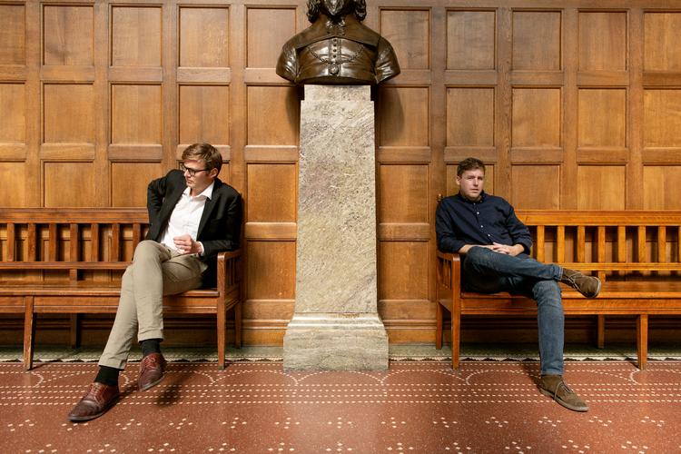 Journalist Anders Olling (til højre) kuraterer sammen historiker Hans Erik Havsteen 'Politiken Historie'. De to kan opleves på Historiske Dage i Øksnehallen 31. marts. Foto: Peter Hove Olesen/POLFOTO