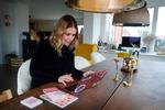 
Bloggeren Mette Marie Lei Lange arbejder på sin blog. Det kan både foregå i hjemmet i Køge eller i kontorfællesskabet i det centrale København. Foto: Jens Dresling/POLFOTO