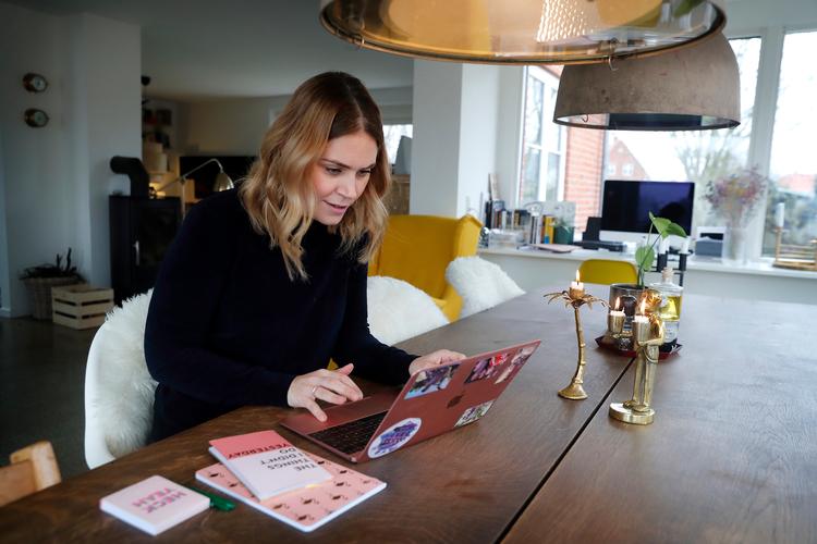 
Bloggeren Mette Marie Lei Lange arbejder på sin blog. Det kan både foregå i hjemmet i Køge eller i kontorfællesskabet i det centrale København. Foto: Jens Dresling/POLFOTO