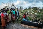 Rebecca Albino, mor til tre, sørger ved sin mand, Tomas Joaquim Chimukmes kiste i Beira, Mozambique. Orkanen Idai kostede ham livet.  Foto: Yasuyoshi Chiba/Ritzau Scanpix