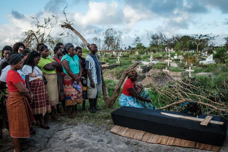 Rebecca Albino, mor til tre, sørger ved sin mand, Tomas Joaquim Chimukmes kiste i Beira, Mozambique. Orkanen Idai kostede ham livet.  Foto: Yasuyoshi Chiba/Ritzau Scanpix