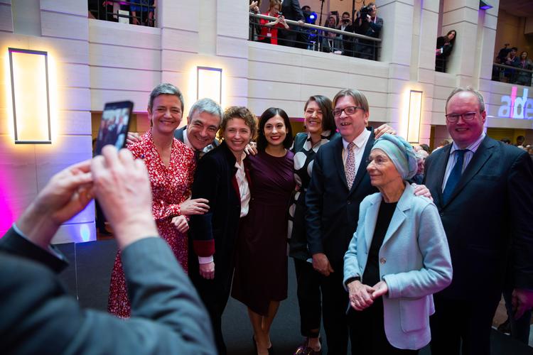 
Margrethe Vestager og seks andre liberale toppolitikere blev torsdag præsenteret som Aldes kandidater til EU's topposter, som skal fordeles efter Europaparlamentsvalget. 

 
   Foto: Xavier Lejeune / xavier-lejeune.com
