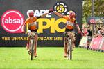 Annika Langvad (t.v.) og Anna van der Breggen er totalt suveræne i det sydafrikanske mountainbikeparløb Absa Cape Epic. Foto: Rodger Bosch/Ritzau Scanpix