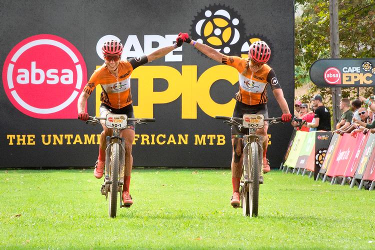 Annika Langvad (t.v.) og Anna van der Breggen er totalt suveræne i det sydafrikanske mountainbikeparløb Absa Cape Epic. Foto: Rodger Bosch/Ritzau Scanpix
