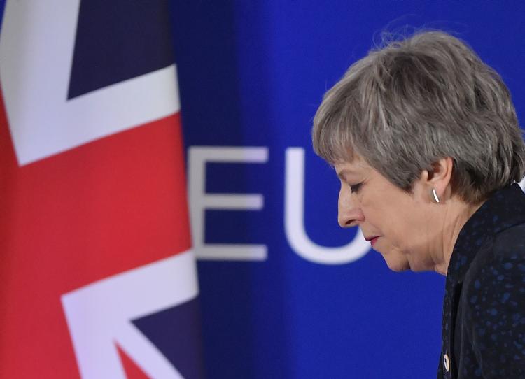 Premierminister Theresa May forlader lokalet efter en pressebriefing på førstedagen af EU-topmødet, hvor det blev besluttet, at briterne får lov til at udskyde brexit frem til 22. maj med den betingelse, at hun får skilsmisseaftalen godkendt i sit parlament i næste uge.  Foto: Emmanuel Dunand/Ritzau Scanpix