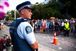 En betjent holder vagt ved et islamisk center i Wellington. Tusindvis samledes fredag for at mindes de døde i terrorangrebet for en uge siden i Christchurch.  Foto: Dave Lintott/Ritzau Scanpix