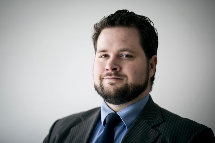 Anders Vistisen betoner, at det ikke er Dansk Folkeparti, der har betalt bogen, men ECR-gruppen, som DF er medlem af i Europa-Parlamentet. ECR står for European Conservatives and Reformists Group.   Foto: Jens Hartmann Schmidt/POLFOTO