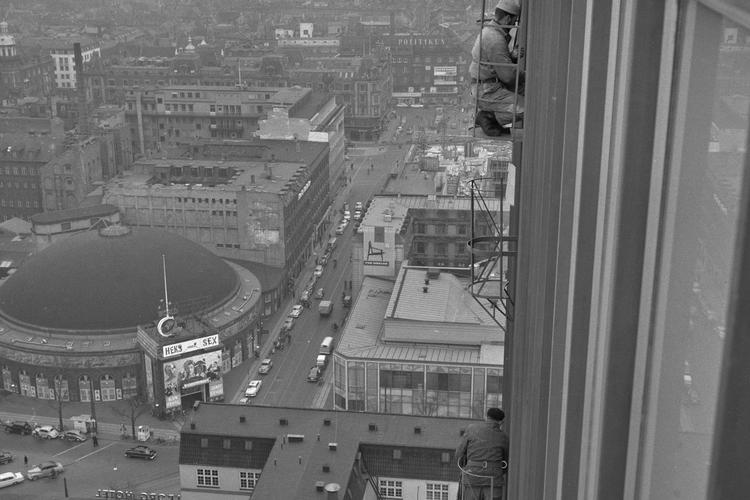 Frygten for svimlende højder er en af de punkter, man kan høre om i en podcast, hvor folk lister de ti ting op, som skræmmer dem mest. Her udsigt over København anno 1959 fra Arne Jacobsens SAS-Hotel, da det var under konstruktion.  Foto: Erik Petersen/POLFOTO