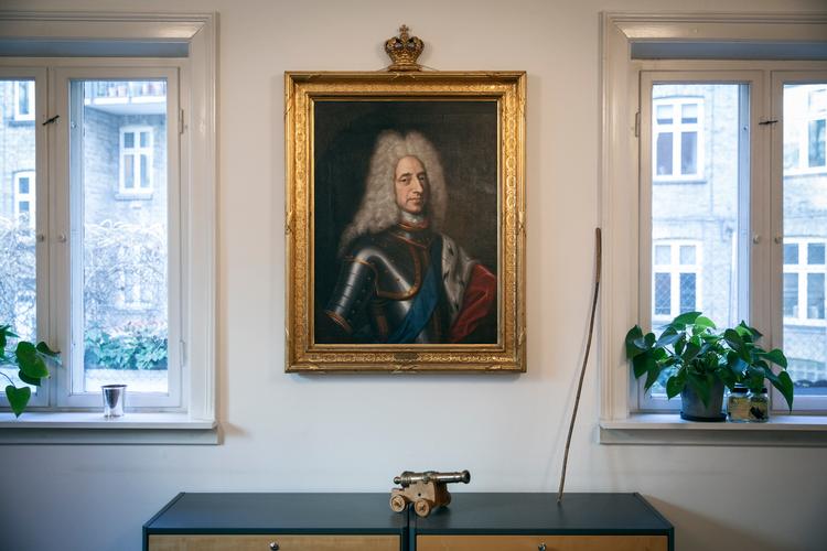 På kontoret på det Kongelige Vajsenhus står en lille kanon, der bliver fyret af en gang om året, når sommerferien begynder med et brag. Skoleleder Mathias Bruun lover, at skolen har krudt nok på lager til mange år endnu. 
 Foto: Jens Hartmann Schmidt/POLFOTO