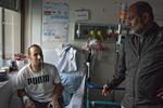Khalid Hussoin (th) har aldrig før mødt Basil Assad, der forrige fredag blev ramt af skud tre steder på kroppen under massakren i New Zealand. Men alligevel føler Khalid Hussoin det som en pligt at besøge ham på hospitalet. Foto: Claus Blok Thomsen