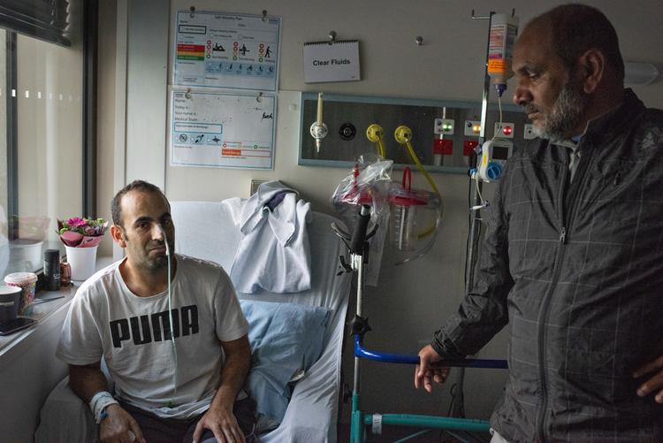Khalid Hussoin (th) har aldrig før mødt Basil Assad, der forrige fredag blev ramt af skud tre steder på kroppen under massakren i New Zealand. Men alligevel føler Khalid Hussoin det som en pligt at besøge ham på hospitalet. Foto: Claus Blok Thomsen