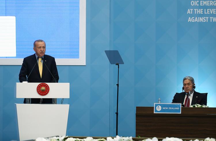 
 Tyrkiets præsident Erdogan taler, mens New Zealands udenrigsminister Winston Peters lytter  ved et hastemøde i Organisationen for Islamisk Samarbejde i Istanbul.
  
   Foto: Handout/Ritzau Scanpix