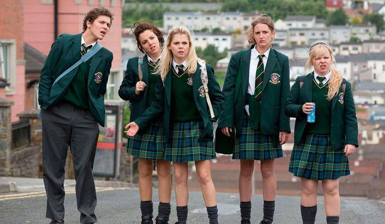 James, Michelle, Erin, Orla og Clare leverer en absurd form for humor, man kan kalde nordirsk noir i 'Derry Girls'. Pr-foto Netflix
