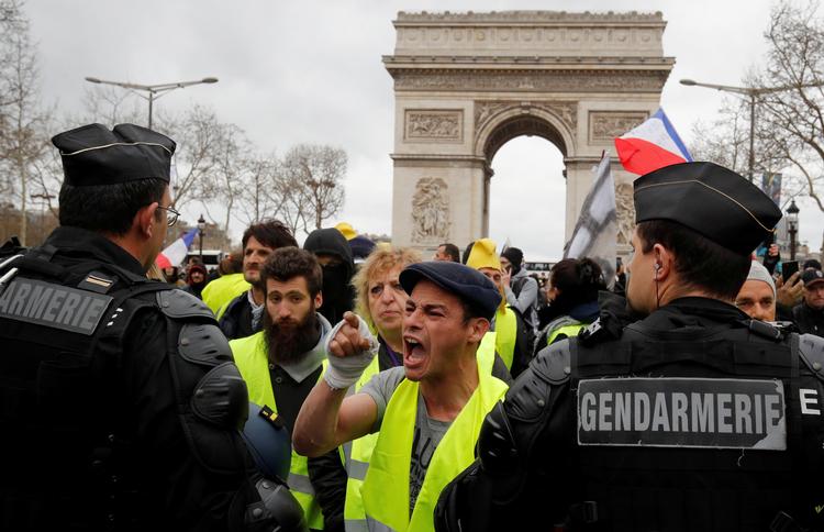
   De gule Veste plager og piner Emmanuel Macron hjemme i Frankrig. For at aflede opmærksomheden fra dem og sætte gang i den europæiske valgkamp har han skrevet om sine visioner for EU. Men Tyskland siger nej. Foto: Philippe Wojazer/Ritzau Scanpix