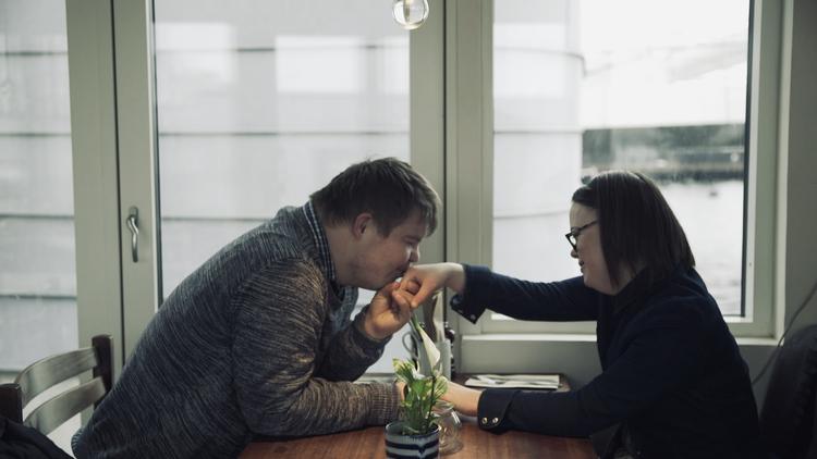 Christian og Sidsel har styr på alle de romantiske ritualer, men derfor kan et ægteskab godt byde på uventede udfordringer. Foto: Emil_Langballe