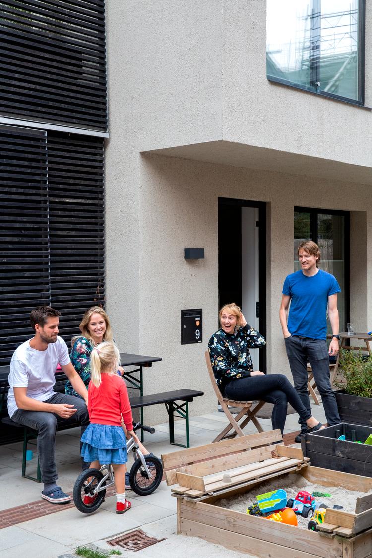 
30 familier, der har købt nye rækkehuse i Nordhavn i København, venter med spænding på det nye system. De har fået en boligskat på næsten 120.000 kroner om året - tre gange så meget, som Skat havde stillet i udsigt - og de håber, at der med et nyt system kan blive rettet op på det. Arkivfoto.
   Foto: Andreas Haubjerg/POLFOTO