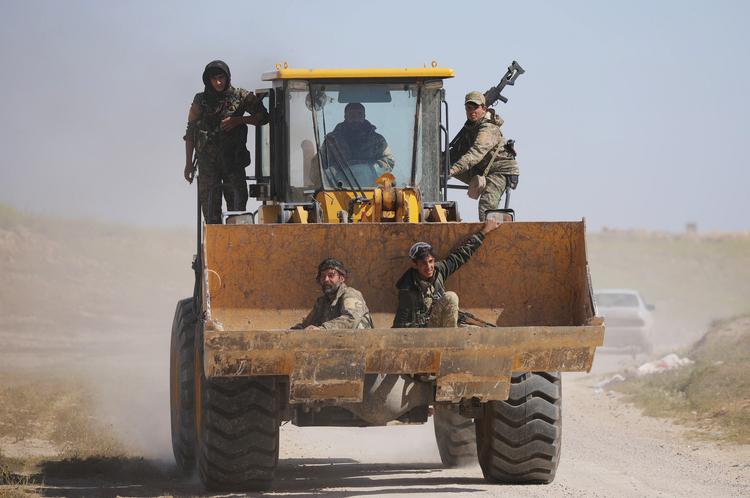 
    Islamisk Stat har ifølge det amerikanske præsidentkontor nu mistet den sidste rest af et lille landområde i Baghouz, som er indtaget af den amerikanskstøttede milits Syriens Demokratiske Styrker (SDF). Her ses nogle af styrkerne på vej ind i byen.t  Foto: Rodi Said/Ritzau Scanpix