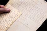 Der er blandt andet disse to håndskrevne breve fra Albert Einstein fra juni 1920, som nu er dukket op.    Foto: Jens Hartmann Schmidt/POLFOTO