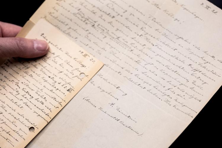 Der er blandt andet disse to håndskrevne breve fra Albert Einstein fra juni 1920, som nu er dukket op.    Foto: Jens Hartmann Schmidt/POLFOTO