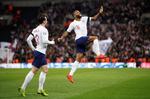 
     Raheem Sterling fejrer en af sine tre scoringer.
 Foto: Carl Recine/Ritzau Scanpix