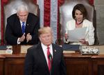 »Det er bydende nødvendigt for Barr at offentliggøre hele rapporten og dens dokumentation og konklusioner for Kongressen«, siger Nancy Pelosi og Chuck Shumer i en fælles erklæring. Førstnævnte ses her til højre, da Trump holdt sin 'state of the union'-tale i sidste måned.  Foto: Joshua Roberts/Ritzau Scanpix