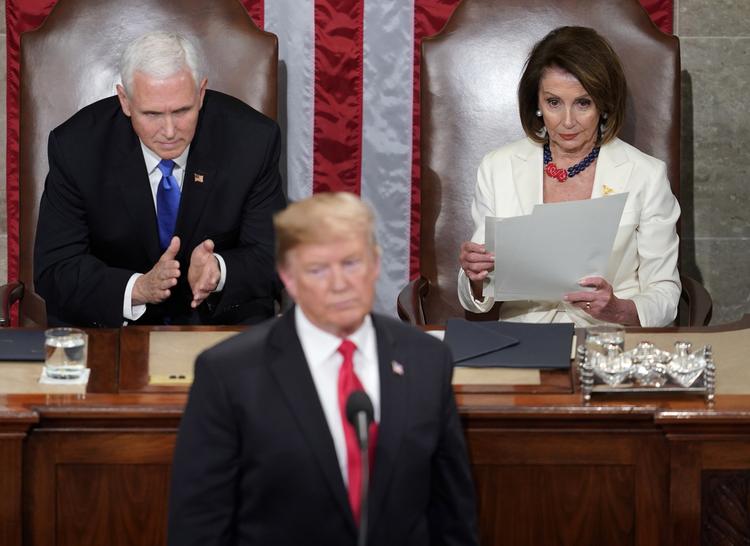 »Det er bydende nødvendigt for Barr at offentliggøre hele rapporten og dens dokumentation og konklusioner for Kongressen«, siger Nancy Pelosi og Chuck Shumer i en fælles erklæring. Førstnævnte ses her til højre, da Trump holdt sin 'state of the union'-tale i sidste måned.  Foto: Joshua Roberts/Ritzau Scanpix