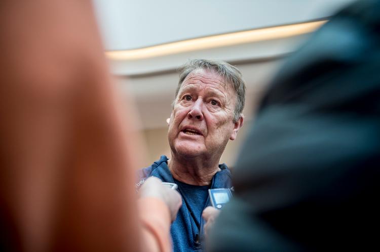 »Det virker som om, at alle går efter pengene. Det bliver på et tidspunkt uansvarligt. Hvorfor skal det være 48 hold til VM og hvorfor skal vi i det hele taget spille i Qatar?«, siger landstræner Åge Hareide.
   Foto: Mads Claus Rasmussen/Ritzau Scanpix
