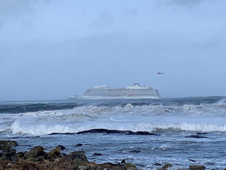 
Viking Sky er i store problemer ud for  Hustadvika, Norge.
Odd Roar Lange/NTB Scanpix/via REUTERS  Foto: Ntb Scanpix/Ritzau Scanpix