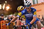 Julian Alaphilippe skriger sin glæde over sejren i Milano-Sanremo ud til verden. Foto: Marco Bertorello/Ritzau Scanpix
