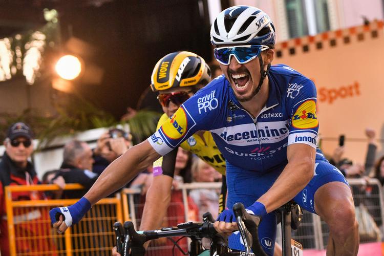 Julian Alaphilippe skriger sin glæde over sejren i Milano-Sanremo ud til verden. Foto: Marco Bertorello/Ritzau Scanpix