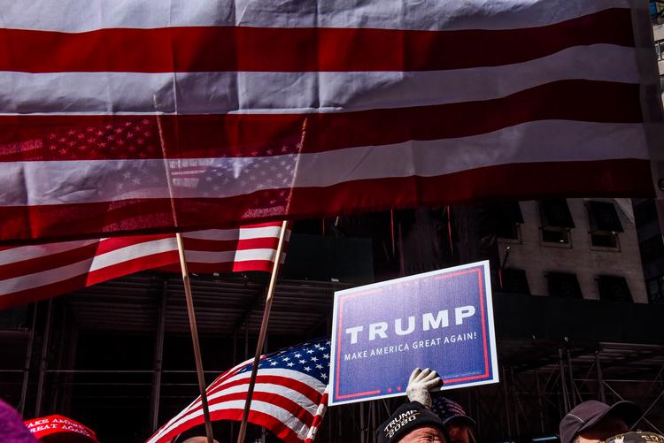 Newyorkere hylder præsident Trump foran Trump Tower i New York denne lørdag. Foto: Stephanie Keith/Ritzau Scanpix