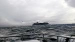 Foreløbig er over 300 passagerer evakueret fra krydstogtskibet 'Viking Sky'. Foto: Social Media/Ritzau Scanpix
