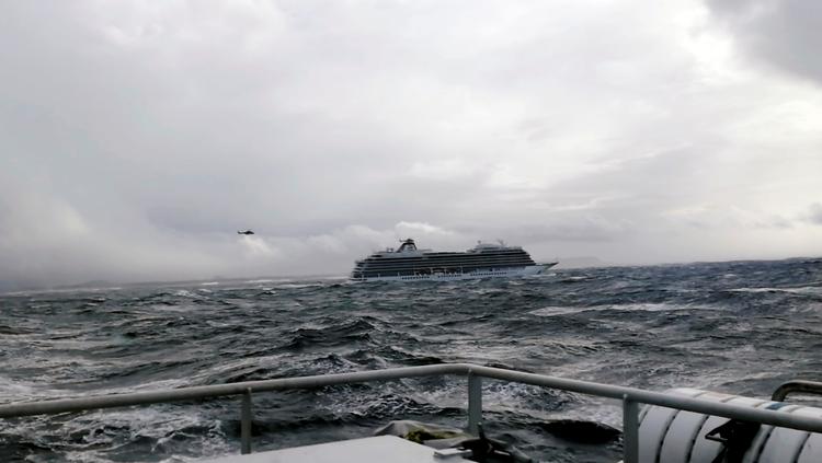 Foreløbig er over 300 passagerer evakueret fra krydstogtskibet 'Viking Sky'. Foto: Social Media/Ritzau Scanpix