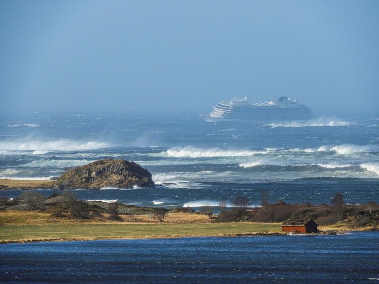 Krydstogtskibet 'Viking Sky' fotograferet i går. Foto: Ntb Scanpix/Ritzau Scanpix