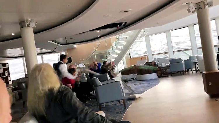 Screenshot fra Alexus Sheppards video af kaosset inde på krydstogtskibet. Foto: Social Media/Ritzau Scanpix