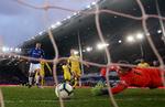 Optrevlingen af netværket af tv-pirater begyndte med en anmeldelse fra organisationen bag Premier League, som var utilfreds med, at fodboldkampe ulovligt blev streamet via en hjemmeside i Malaga. På billedet scorer Evertons Gylfi Sigurdsson mod Chelsea i sidste uges kamp.  Foto: Jason Cairnduff/Ritzau Scanpix