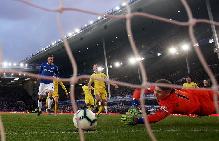 Optrevlingen af netværket af tv-pirater begyndte med en anmeldelse fra organisationen bag Premier League, som var utilfreds med, at fodboldkampe ulovligt blev streamet via en hjemmeside i Malaga. På billedet scorer Evertons Gylfi Sigurdsson mod Chelsea i sidste uges kamp.  Foto: Jason Cairnduff/Ritzau Scanpix