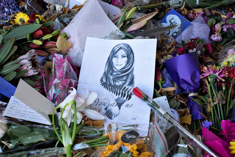 
Ofrene for terrorangrebet blev mindet med blomster og ord ved mindehøjtideligheden i Christchurch søndag. Foto: Claus Blok Thomsen