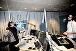 Satireprogrammet Den Korte Radioavis på Radio24syv leveres af Frederik Cilius alias Kirsten Birgit Schiøtz Kretz Hørsholm  og Rasmus Bruun.
   Foto: Joachim Adrian/POLFOTO