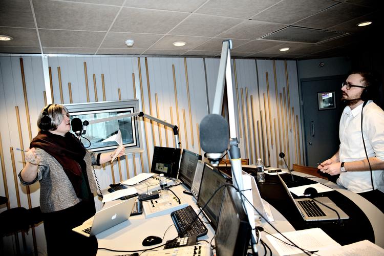 Satireprogrammet Den Korte Radioavis på Radio24syv leveres af Frederik Cilius alias Kirsten Birgit Schiøtz Kretz Hørsholm  og Rasmus Bruun.
   Foto: Joachim Adrian/POLFOTO