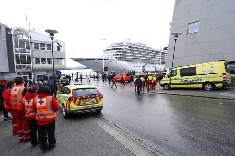 
Søndag eftermiddag lagde det nødstedte krydstogtskib 'Viking Sky' til kaj i Molde efter et dramatisk døgn, hvor motorerne satte ud og skibet begyndte at drive mod land i et voldsomt uvejr.  (Foto: Svein Ove Ekornesvaag/Ritzau Scanpix)
   Foto: Svein Ove Ekornesvaag/Ritzau Scanpix