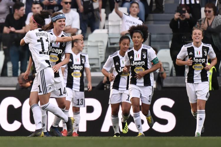 Med sit tredje mål i Serie A sikrede  Sofie Junge Pedersen (nummer 2 fra venstre) Juventus sejren i den italienske topkamp.
   Foto: Marco Bertorello/Ritzau Scanpix