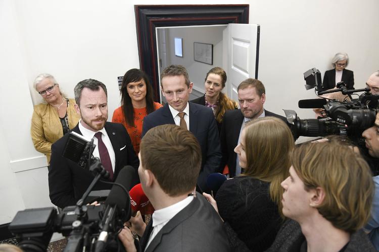 
    Liselott Blixt, Jakob Ellemann-Jensen, Sophie Løhde, Kristian Jensen, Ellen Trane Nørby og René Christensen. Regeringen og Dansk Folkeparti møder pressen i Finansministeriet efter forhandlinger om en delaftale som en del af sundhedsreformen.
   Foto: Philip Davali/Ritzau Scanpix