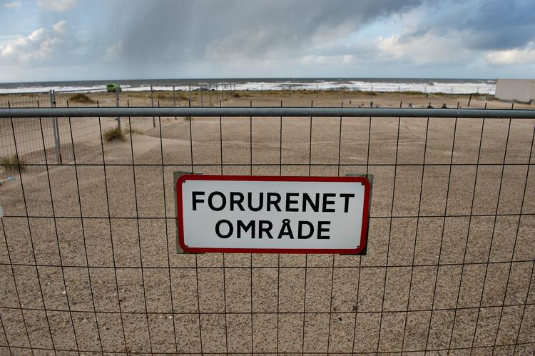 Et giftdepot på 110 ton ligger begravet ved Høfde 42 syd for Thyborøn. Regeringen og Dansk Folkeparti vil hente effektiviseringer på 500 millioner kroner på ti år ved at flytte opgaven med jordforurening fra regionerne til staten. Foto: Henning Bagger/Ritzau Scanpix