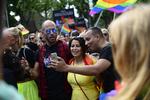 Özlem Cekic, der her ses til Copenhagen Pride Parade 2017, har vist at man kan være en halvdårlig politiker, men en fremragende aktivist. Foto: Philip Davali/POLFOTO