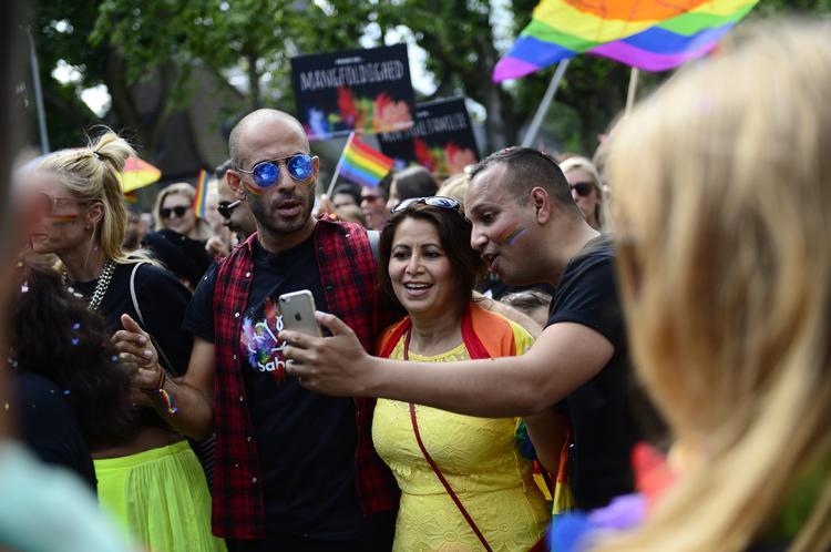 Özlem Cekic, der her ses til Copenhagen Pride Parade 2017, har vist at man kan være en halvdårlig politiker, men en fremragende aktivist. Foto: Philip Davali/POLFOTO