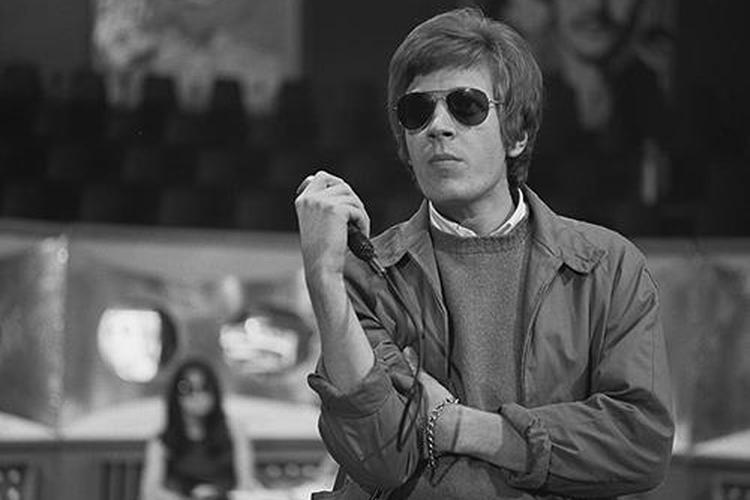 Scott Walker ses her under en optræden i et hollandsk tv-show i 1968.  Foto: Unknown/Wikimedia Commons