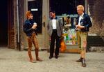 Ny grafisk roman skildrer de punkere, som imod systemet kæmpede for deres musik i DDR.  Her taler to punkere med en mand på gaden i Østberlin i 1985. Foto: Ullstein Bild - Pijorr/caro/Ritzau Scanpix
