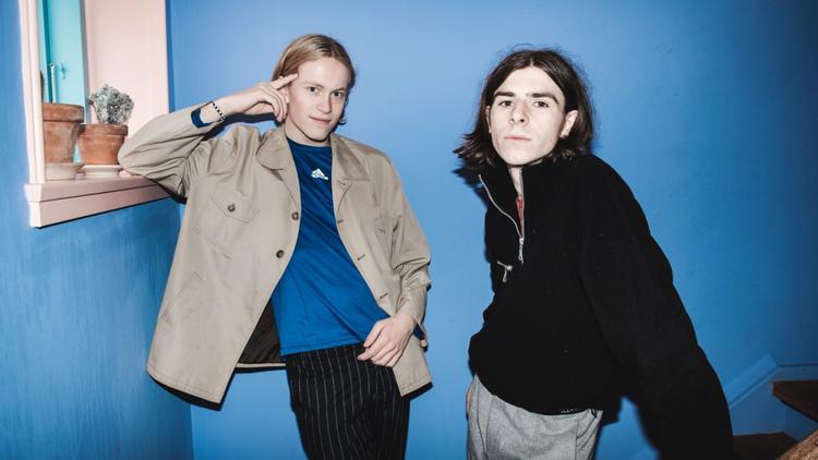 Barselona består af 20-årige Rud Aslak og Rasmus Theodor. Rud har langt mørkt hår og høje Bowie’ske kindben, Ramus har lyst pagehår og et imødekommende ansigt. De ligner dag og nat, og de er ude med to album, der lyder præcis sådan. Foto:  Sophus Wolf