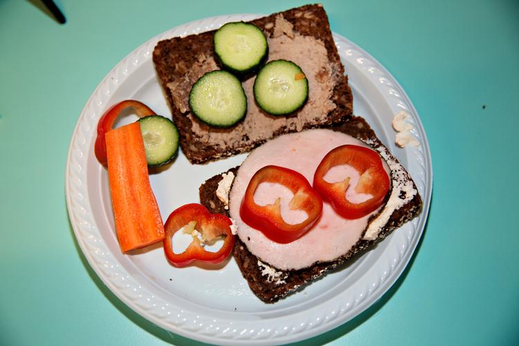 
   De to skoleelever Cecilie Reumert Reffs og Cirkeline Mauritzen Gudiksen har rugbrød i deres madpakker hver dag. Foto: Jacob Ehrbahn/POLFOTO